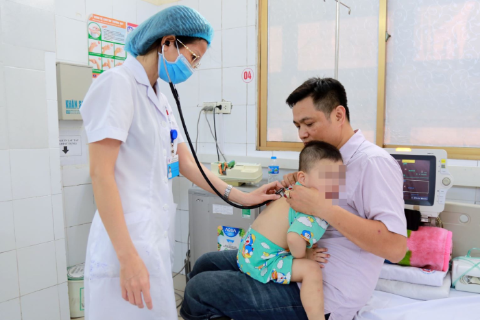Bác sĩ Hà khám cho bệnh nhi viêm phổi tại Bệnh viện Đa khoa tỉnh Quảng Ninh. Ảnh: BVCC.