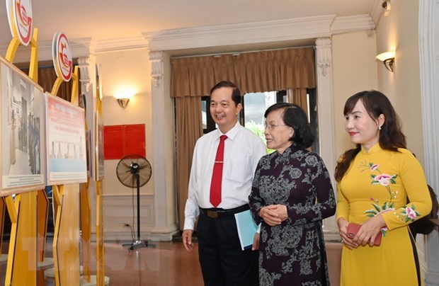 Các đại biểu tham quan triển lãm về Không gian Văn hóa Hồ Chí Minh