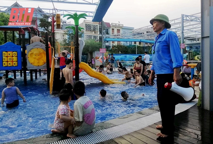 Bể bơi thuộc khu vui chơi văn hóa thể thao Phú Hưng của Công ty TNHH Đầu tư thể thao và Du lịch Phú Hưng (TP Thanh Hóa) luôn có nhân viên cứu hộ và cảnh báo.