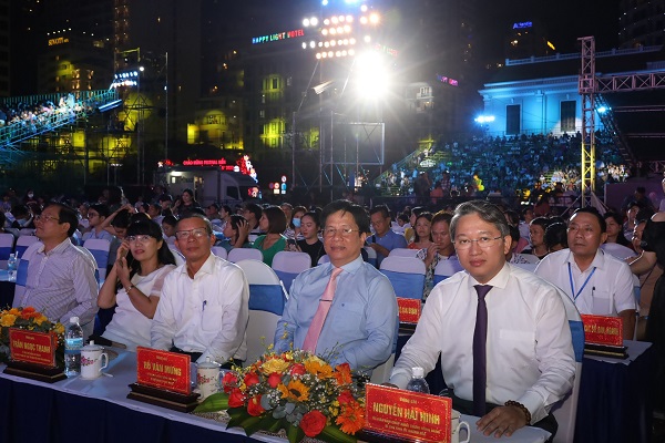 Ông Nguyễn Hải Ninh (trái), UVBCHTƯ Đảng, Bí thư Tỉnh ủy đến dự lễ bế mạc