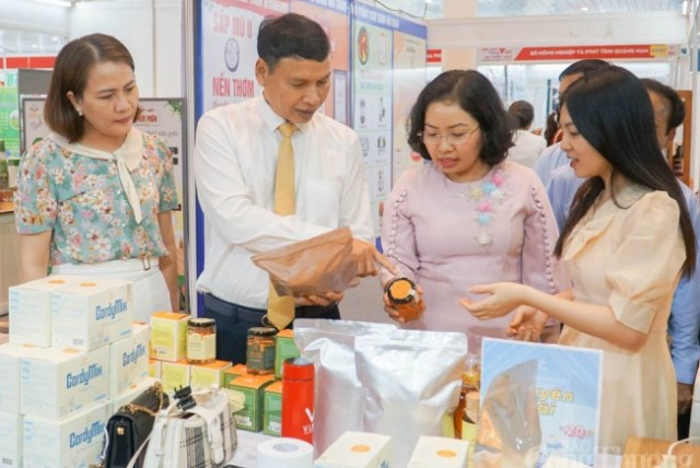 Năm nay, hội chợ thu hút hơn 200 gian hàng của trên 100 doanh nghiệp, tổ chức, cá nhân tại TP.Đà Nẵng và 18 tỉnh, thành phố