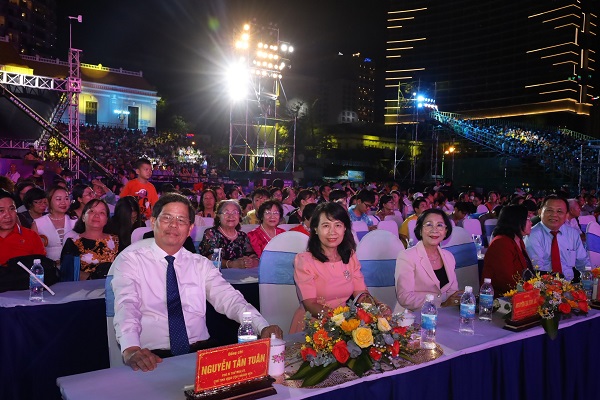 Ông Nguyễn Tấn Tuân (trái) , UVBTV Tỉnh ủy, Chủ tịch UBND tỉnh dự lễ