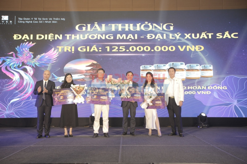Ever Japan Corporation副社長の秋元氏とEver Vietnam社長のBui Ngoc Son氏が、Ever Vietnamの優秀な営業担当者および代理店に賞を授与しました。
