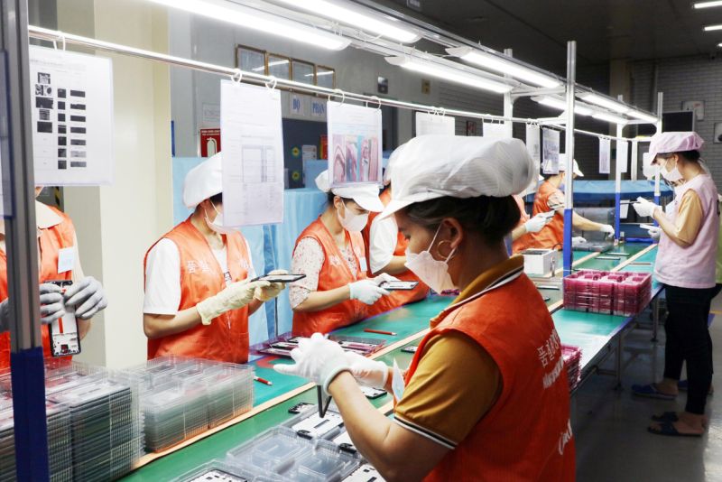 Sản xuất linh kiện điện thoại tại Công ty TNHH Intops Việt Nam (KCN Yên Phong).