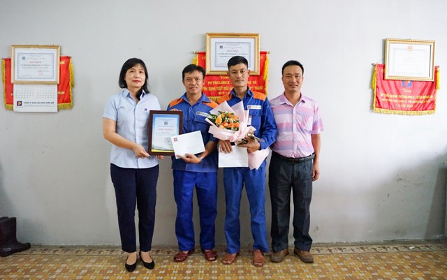 Bà Đinh Nhật Lệ, PGĐ Công ty Xd Thừa Thiên Huế trao QĐ khen thưởng cho anh Trần Minh Đăng (kế bên)