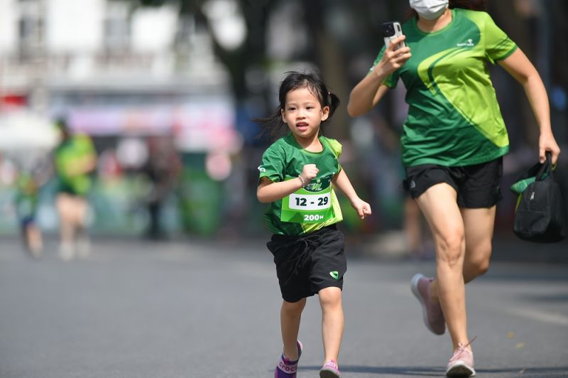 Các vận động viên nhí từ 3 đến 6 tuổi có bố, mẹ chạy cùng cổ vũ và tiếp sức