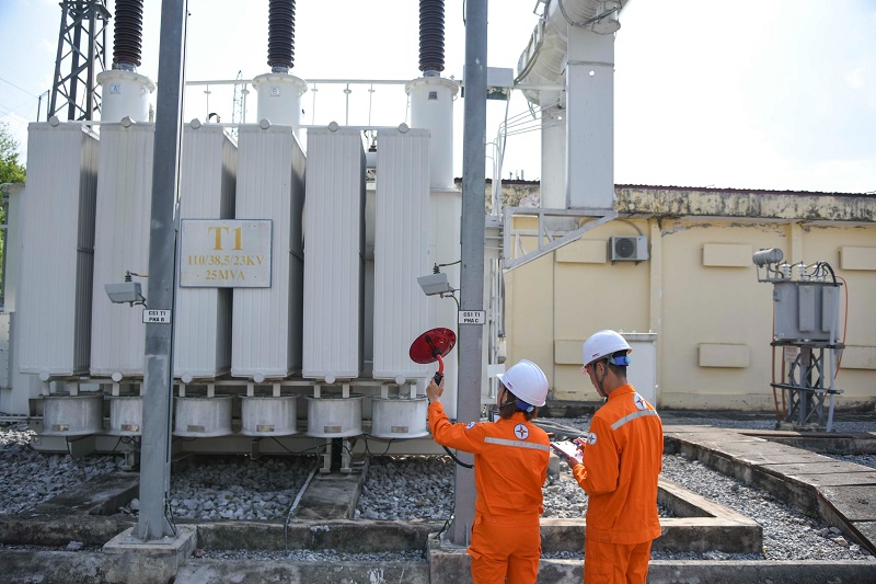 Công nhân Đội Quản lý vận hành lưới điện cao thế Điện Biên định kỳ kiểm tra thiết bị trạm 110kV Điện Biên bằng máy phóng điện cục bộ (PD)