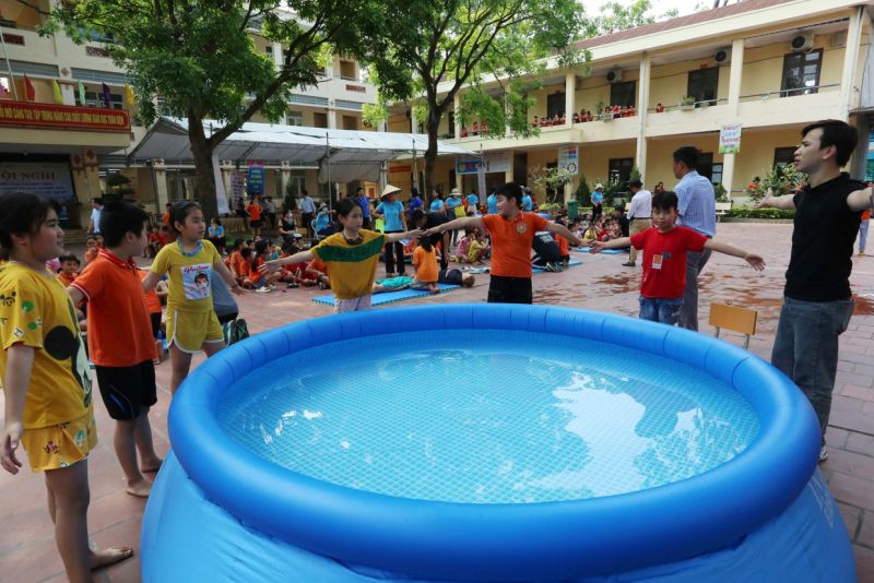 Các em học sinh Trường Tiểu học Mộ Đạo (thị xã Quế Võ) được hướng dẫn kỹ năng về phòng, chống đuối nước.