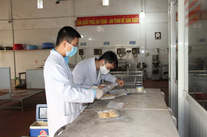 Đoàn liên ngành ATTP số 2 của tỉnh lấy mẫu tại cơ sở sản xuất chả mực Thanh Đãng (Ảnh: Báo Quảng Ninh)