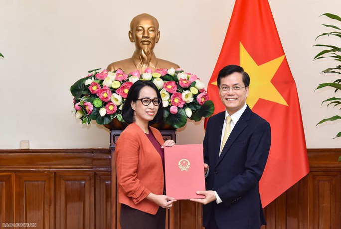 Thứ trưởng Bộ Ngoại giao Hà Kim Ngọc đã trao quyết định cho bà Phạm Thu Hằng