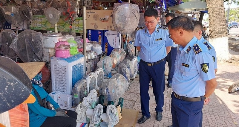 Lực lượng quản lý thị trường thành phố Hà Nội kiểm tra việc kinh doanh, lưu thông hàng hóa thiết bị điện trên địa bàn.