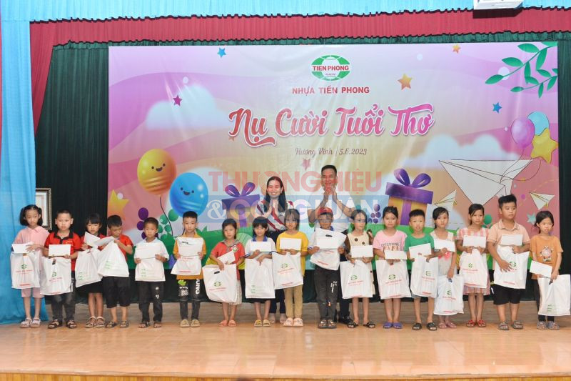 Nhựa Tiền Phong đã mang lại tiếng cười ấm áp cho gần 200 em nhỏ của xã Hương Vĩnh khi tổ chức chương trình “Nụ cười tuổi thơ”