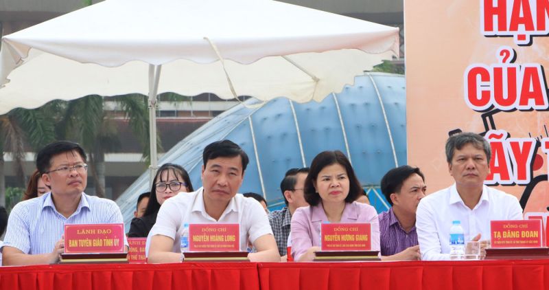 Chủ tịch UBND tỉnh Nguyễn Hương Giang (thứ 2 từ phải qua) và các lãnh đạo dự buổi lễ