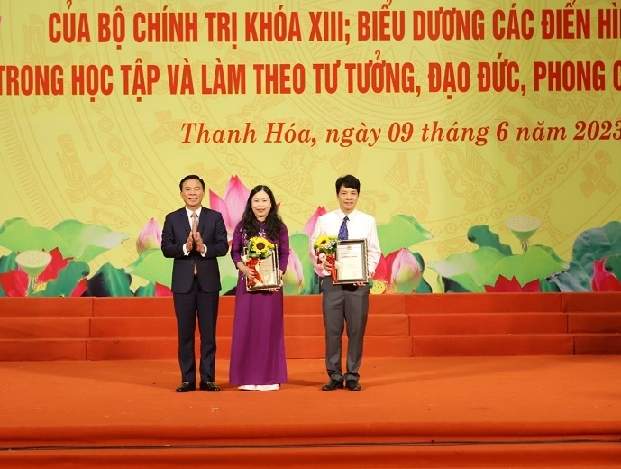 Đỗ Trọng Hưng, Ủy viên Trung ương Đảng, Bí thư Tỉnh ủy, Chủ tịch HĐND tỉnh trao chứng nhận cho tác giả đoạt giải A.