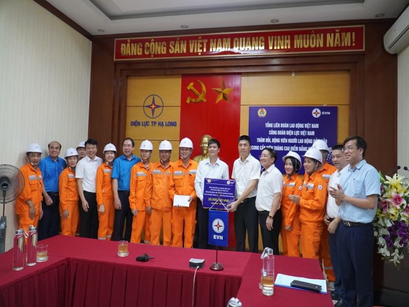 2Đoàn công tác thăm, tặng quà người lao động Điện lực TP Hạ Long - Công ty Điện lực Quảng Ninh