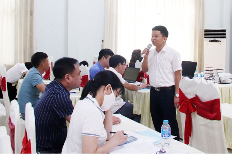Ông Nguyễn Gia Phong, Phó Giám đốc Sở Thông tin và Truyền thông truyền đạt nội dung về chuyển đổi số