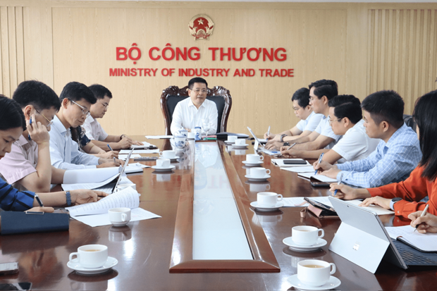 Bộ trưởng Bộ Công Thương Nguyễn Hồng Diên làm việc với Đoàn thanh tra chuyên ngành về quản lý và cung ứng điện của EVN. (Ảnh: PV/Vietnam+)