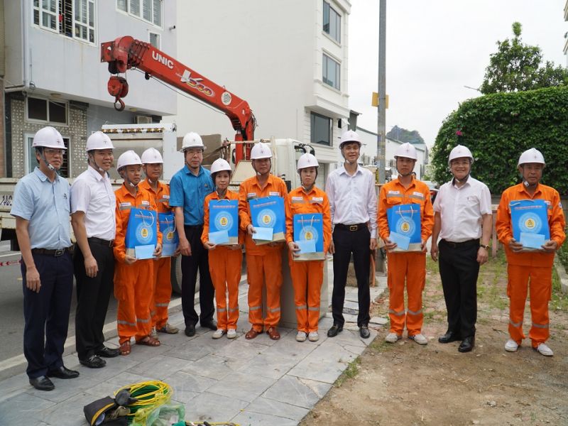 3Đoàn công tác thăm, tặng quà người lao động Công ty Điện lực Quảng Ninh đang làm việc tại hiện trường