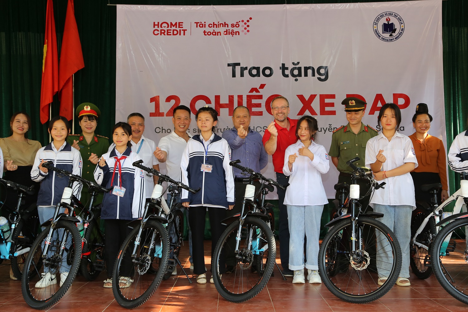 Đại diện Home Credit Việt Nam trao tặng nhiều suất học bổng và 12 chiếc xe đạp cho các em học sinh nghèo hiếu học