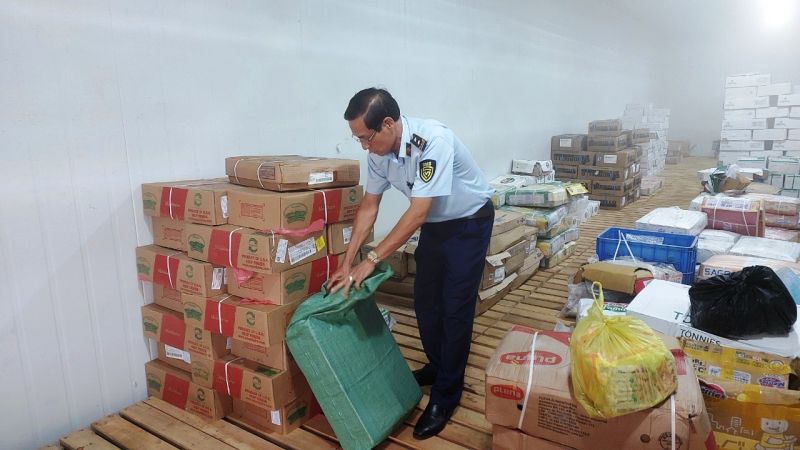 Lực lượng Quản lý thị trường tỉnh Bình Phước tiến hành kiểm tra tại cơ sở