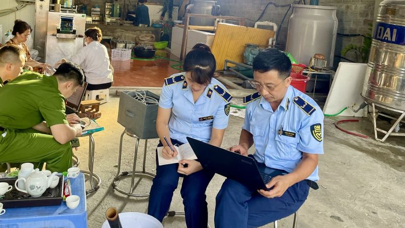 Lực lượng chức năng tỉnh Sơn La kiểm tra cơ sở sản xuất kem sữa trên địa bàn xã Mường Bon, huyện Mai Sơn