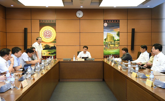 C&aacute;c đại biểu Quốc hội thảo luận ở tổ về Luật Viễn th&ocirc;ng sửa đổi