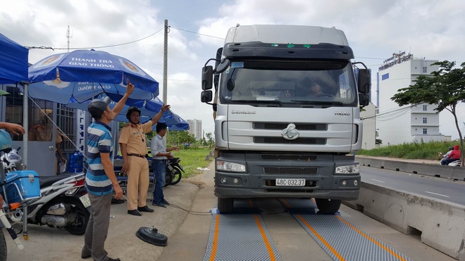 CSGT hướng dẫn một xe tải chở hàng vào cân trọng tải