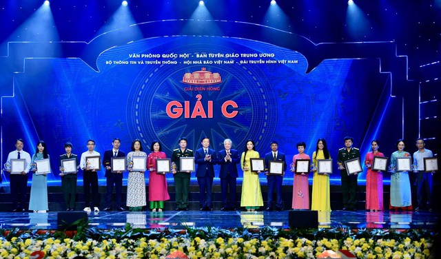 Phó Thủ tướng Trần Hồng Hà và Chủ tịch Uỷ ban Trung ương MTTQ Việt Nam Đỗ Văn Chiến trao giải C cho các tác giả -Ảnh VGP/Nhật Bắc
