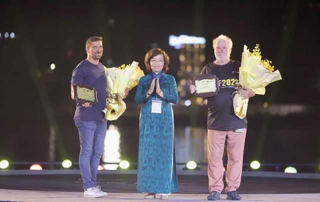 Phó Chủ tịch UBND thành phố Ngô Thị Kim Yến (giữa) tặng kỷ niệm chương hai đội thi là Canada và Pháp