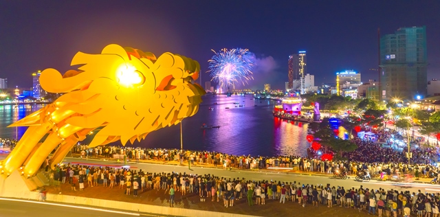 Đêm hội Pháo hoa Quốc tế Đà Nẵng-Góc nhìn từ cầu Rồng