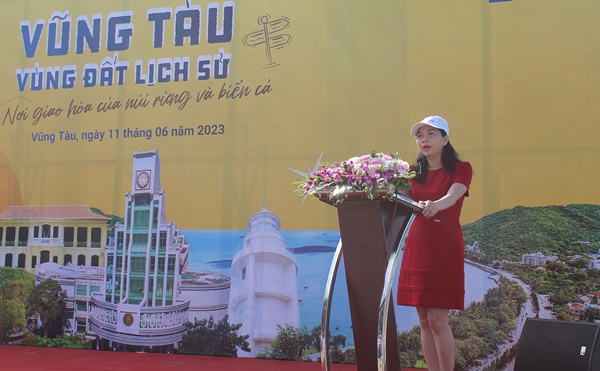 Bà Trần Thị Thu Hiền, Phó Giám đốc Sở Du lịch tỉnh Bà Rịa – Vũng Tàu dự và phát biểu tại buổi khai trương “Free Walking Tour”
