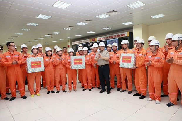 Thủ tướng Phạm Minh Chính tặng quà cho công nhân, kỹ sư Nhà máy Nhiệt điện Quảng Ninh. (Ảnh: Dương Giang/TTXVN)