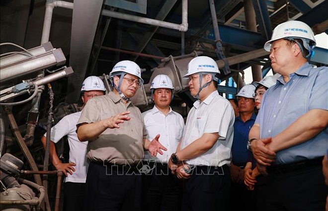 Thủ tướng Phạm Minh Chính đến kiểm tra tình hình sản xuất và cung ứng điện tại Công ty Nhiệt điện Mông Dương (TP Cẩm Phả, Quảng Ninh). (Ảnh: Dương Giang/TTXVN)