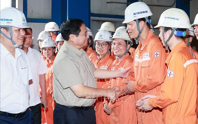 Thủ tướng Phạm Minh Chính động viên công nhân, kỹ sư Công ty Nhiệt điện Mông Dương. (Ảnh: Dương Giang/TTXVN)