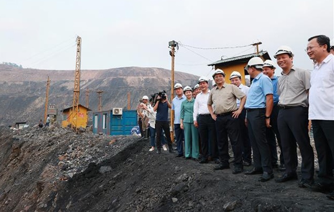Thủ tướng Phạm Minh Chính thăm, kiểm tra tình hình khai thác than của Công ty Cổ phần than Hà Tu. (Ảnh: Dương Giang/TTXVN)