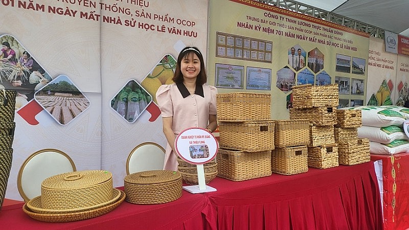 các gian hàng trưng bày sản phẩm OCOP chủ lực của huyện Thiệu Hóa