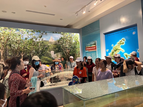 Du khách tham quan Bảo tàng tỉnh Bà Rịa – Vũng Tàu
