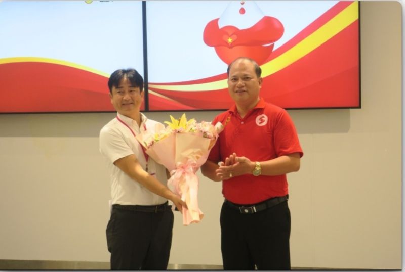 PCT Hội Chữ thập đỏ Hải Phòng tặng hoa cho lãnh đạo điều hành TTTM Aeon Mall