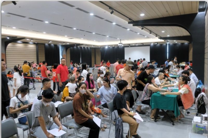 Đông đảo cán bộ, nhân viên và khách hàng tham gia hiến máu tại Aeon Mall Hải Phòng