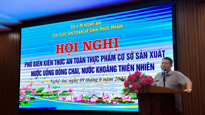 ThS Trần Ngọc Sơn - Trưởng phòng Nghiệp vụ phát biểu tại Hội nghị phổ biến kiến thức ATTP cho các cơ sở sản xuất nước uống đóng chai