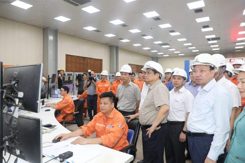 Thủ tướng Chính Phủ kiểm tra công tác hoạt động tại Công ty Cổ phần Nhiệt điện Quảng Ninh.