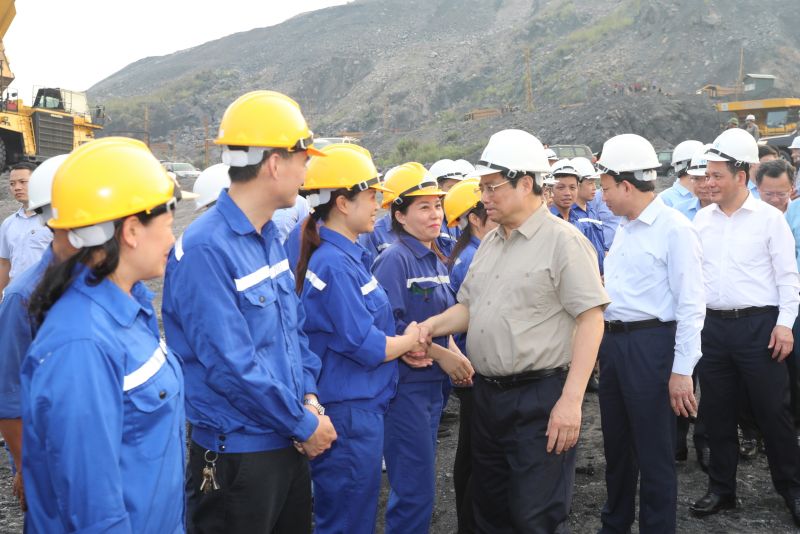 Thủ tướng Phạm Minh Chính kiểm tra, thăm hỏi các cán bộ công nhân tại mỏ than Hà Tu.