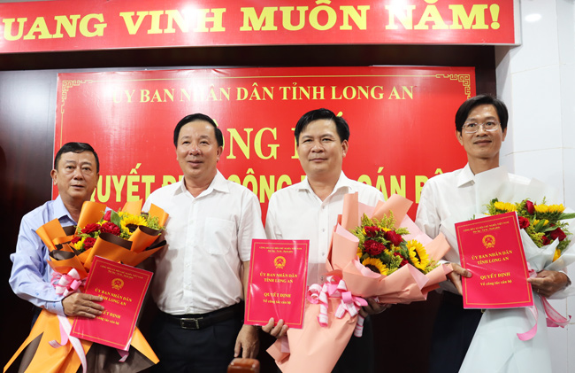 Ông Nguyễn Hoài Trung (bìa trái), ông Lưu Văn Khánh (bìa phải) và ông Nguyễn Văn Thông nhận quyết định