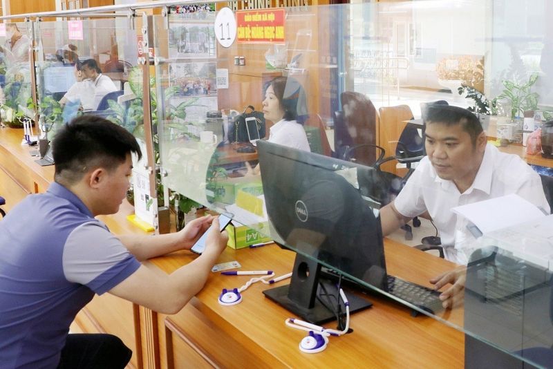 Tiếp nhận, giải quyết hồ sơ thủ tục hành chính tại Trung tâm Hành chính thành phố Từ Sơn.