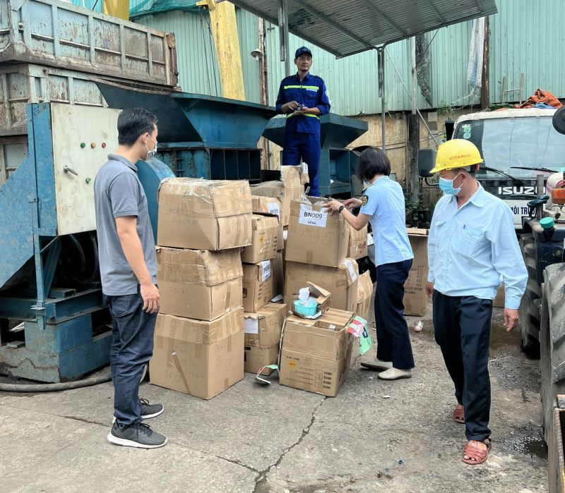 Lực lượng Quản lý thị trường TP. Hồ Chí Minh vừa tiến hành giám sát tiêu hủy gần 2.700 đơn vị sản phẩm hàng hóa