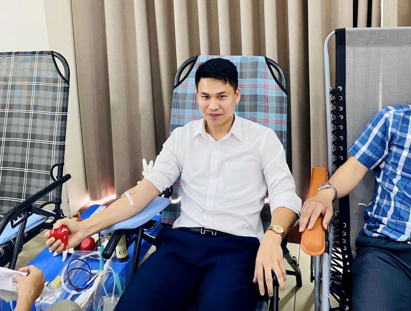 Anh Nguyễn Văn Hiệu- Giám đốc Công ty TNHH MELATEC Thanh Hoá tích cực hưởng ứng chương trình hiến máu tình nguyện