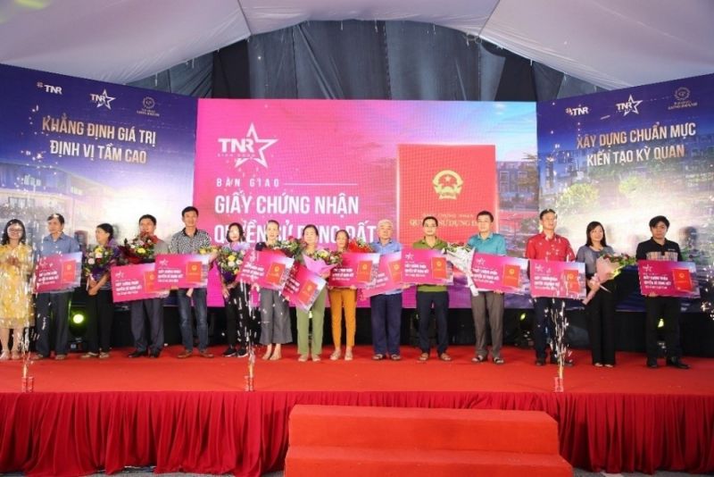 AAC Việt Nam tiến hành trao sổ đỏ cho khách hàng dự án TNR Stars Bích Động