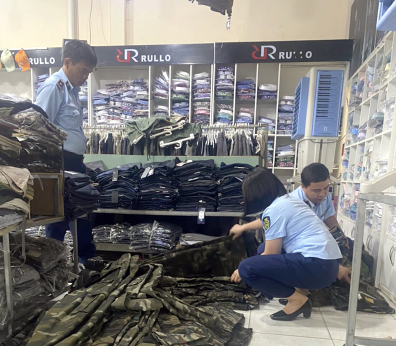 Lực lượng quản lý thị trường tỉnh Bình Phước kiểm tra phát hiện nhiều quần dài rằn ri