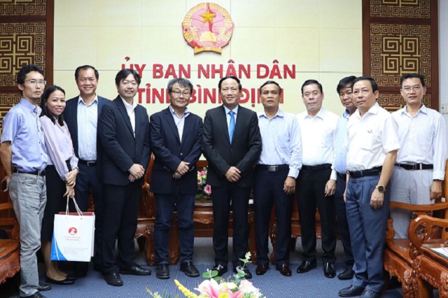 &Ocirc;ng Phạm Anh Tuấn (thứ 6 từ phải qua) v&agrave; l&atilde;nh đạo c&aacute;c sở ng&agrave;nh chụp ảnh lưu niệm c&ugrave;ng Đo&agrave;n c&ocirc;ng t&aacute;c Tập đo&agrave;n Itochu.