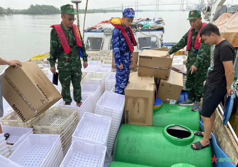 Tổ công tác kiểm tra phương tiện và dầu DO vận chuyển trái phép. (Ảnh Báo Quân đội nhân dân)